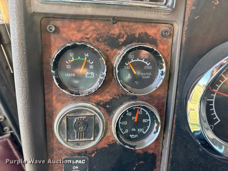 image for item DT3277 2005 Kenworth W900 semi truck