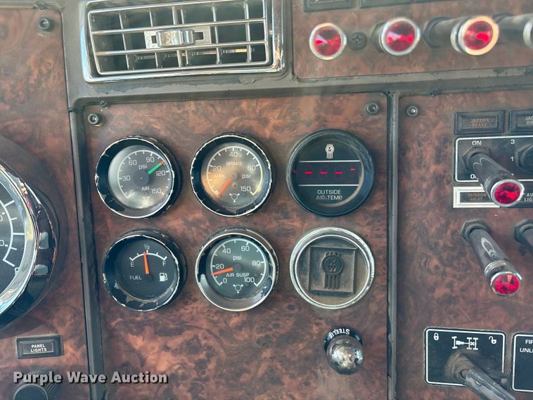 image for item DT3277 2005 Kenworth W900 semi truck