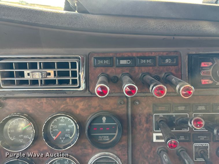 image for item DT3277 2005 Kenworth W900 semi truck