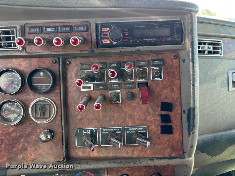 image for item DT3277 2005 Kenworth W900 semi truck