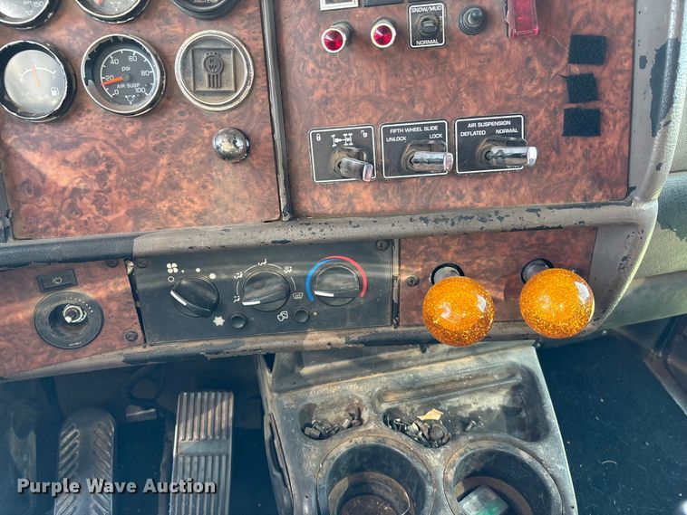 image for item DT3277 2005 Kenworth W900 semi truck