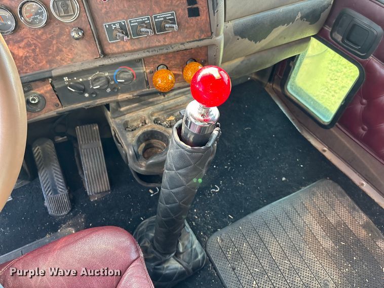 image for item DT3277 2005 Kenworth W900 semi truck