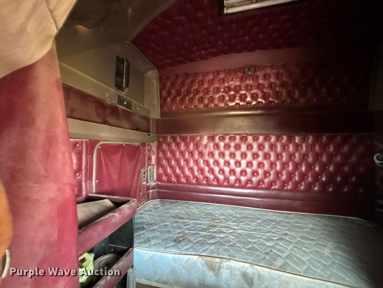 image for item DT3277 2005 Kenworth W900 semi truck