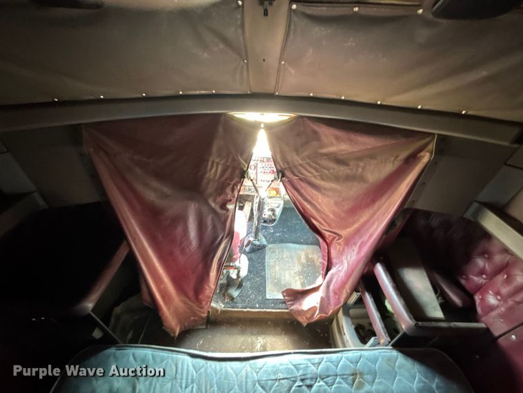 image for item DT3277 2005 Kenworth W900 semi truck