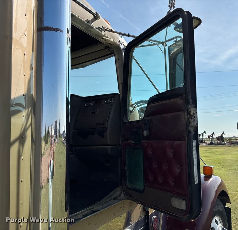 image for item DT3277 2005 Kenworth W900 semi truck