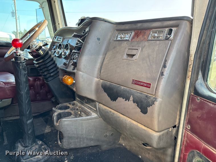 image for item DT3277 2005 Kenworth W900 semi truck