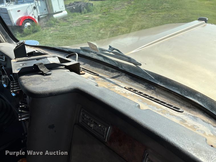 image for item DT3277 2005 Kenworth W900 semi truck