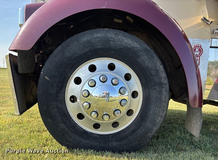 image for item DT3277 2005 Kenworth W900 semi truck