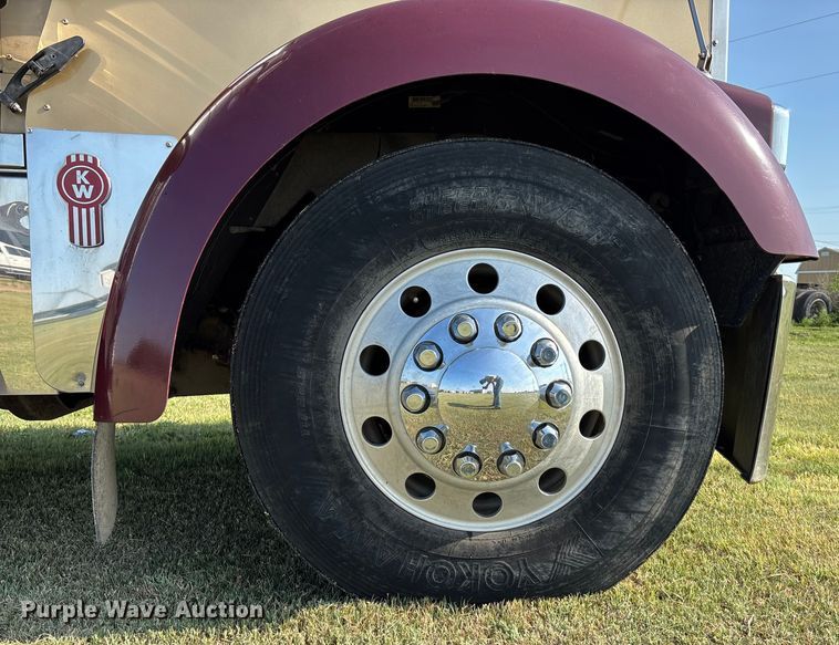 image for item DT3277 2005 Kenworth W900 semi truck