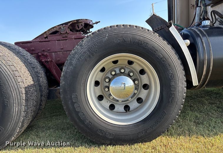 image for item DT3277 2005 Kenworth W900 semi truck