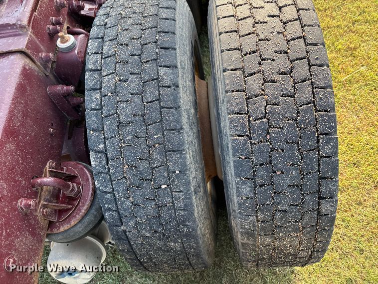 image for item DT3277 2005 Kenworth W900 semi truck