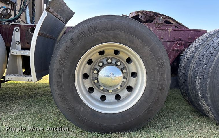 image for item DT3277 2005 Kenworth W900 semi truck