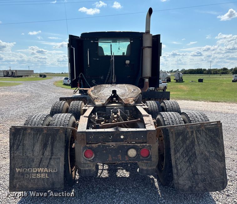 image for item DT3280 2007 International 9200i semi truck