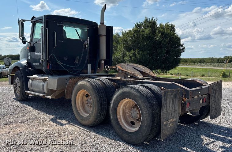 image for item DT3280 2007 International 9200i semi truck