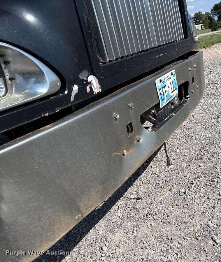 image for item DT3280 2007 International 9200i semi truck