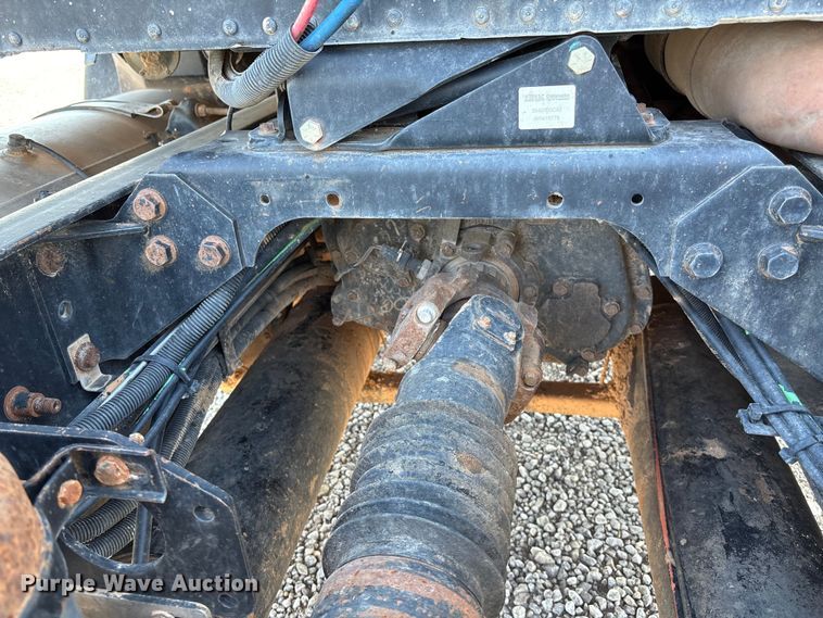 image for item DT3280 2007 International 9200i semi truck