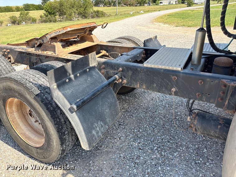 image for item DT3280 2007 International 9200i semi truck