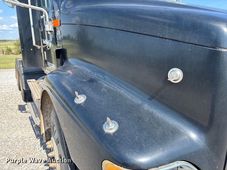 image for item DT3280 2007 International 9200i semi truck