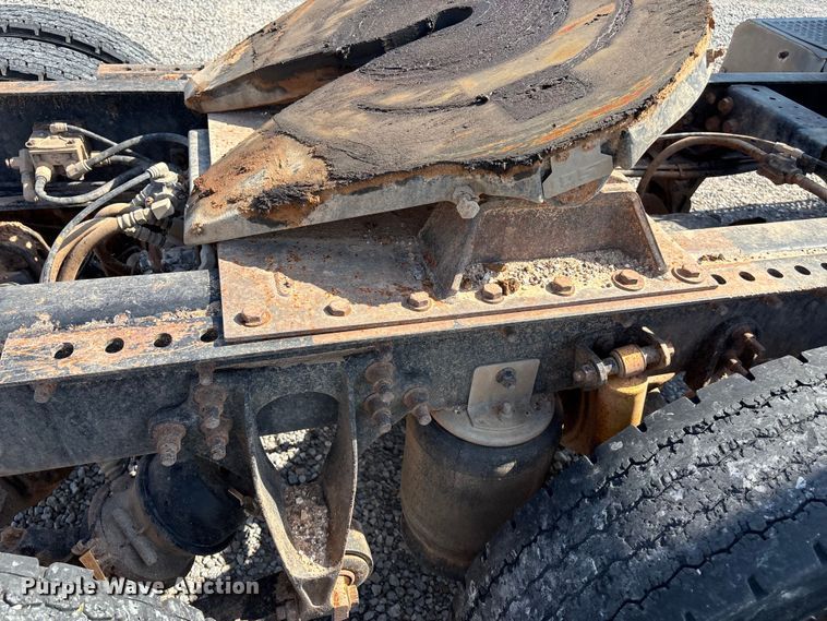 image for item DT3280 2007 International 9200i semi truck