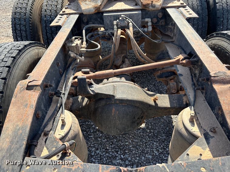 image for item DT3280 2007 International 9200i semi truck