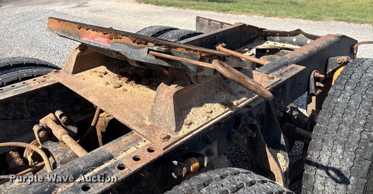 image for item DT3280 2007 International 9200i semi truck