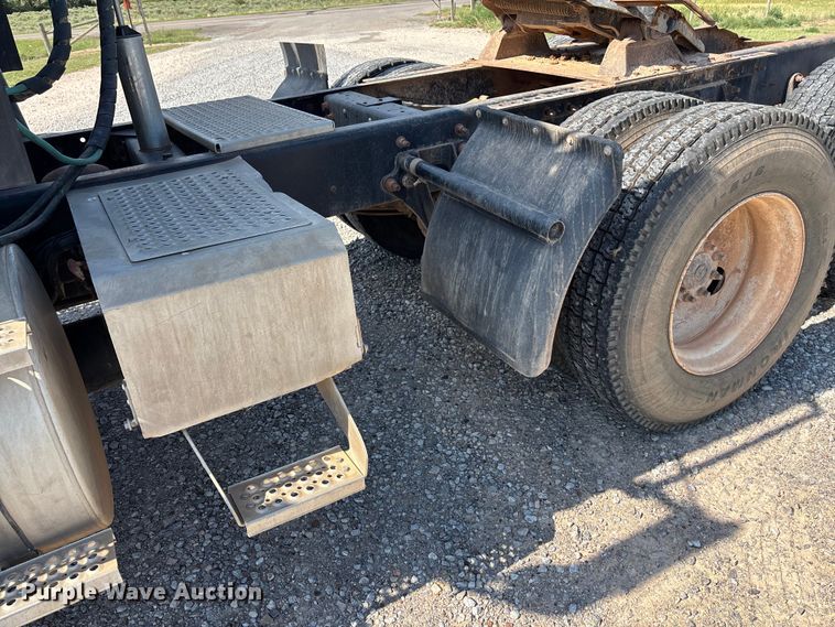 image for item DT3280 2007 International 9200i semi truck