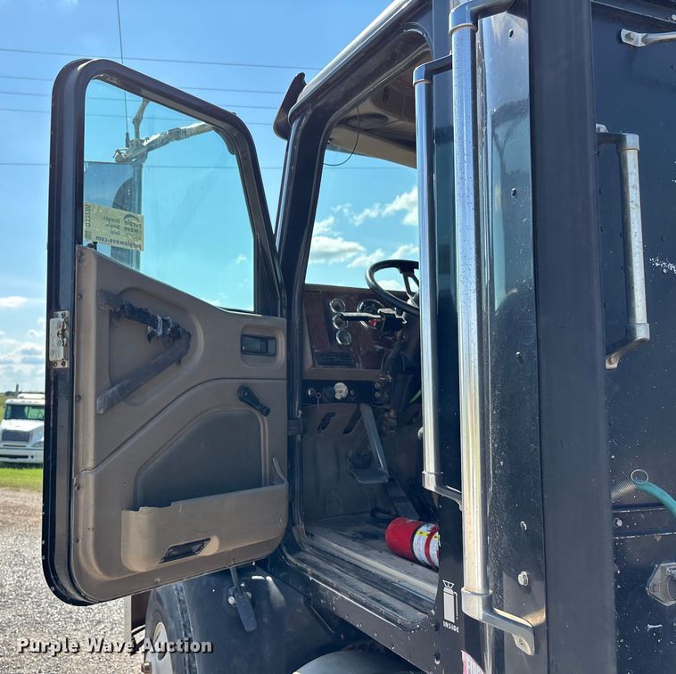 image for item DT3280 2007 International 9200i semi truck