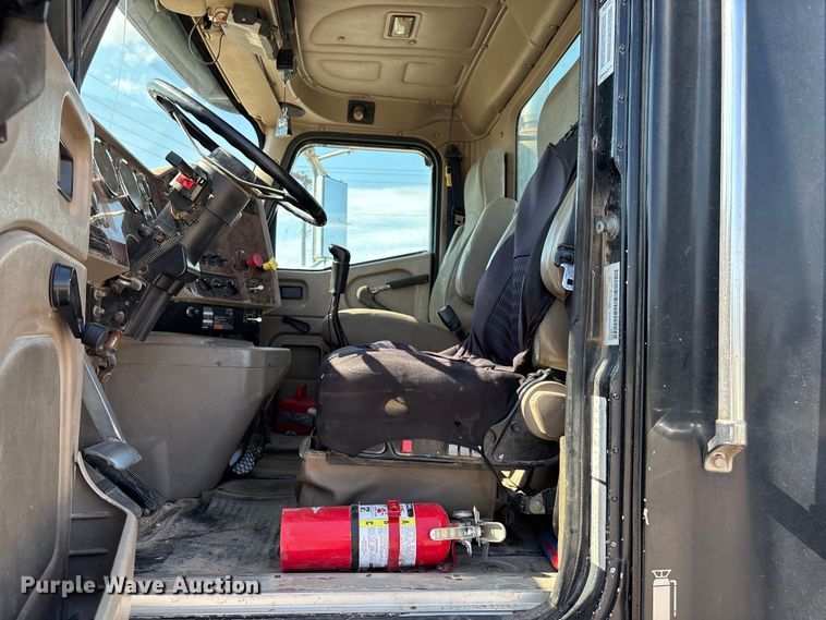 image for item DT3280 2007 International 9200i semi truck