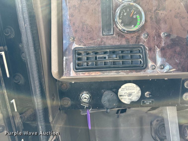 image for item DT3280 2007 International 9200i semi truck