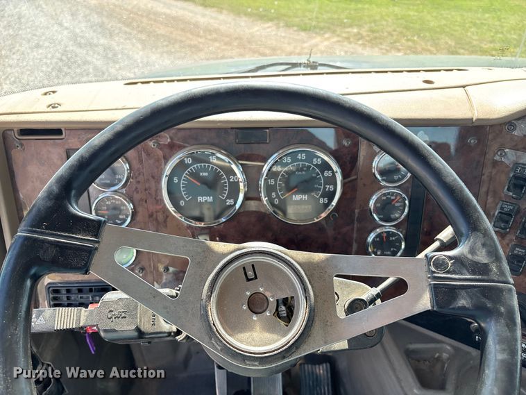 image for item DT3280 2007 International 9200i semi truck