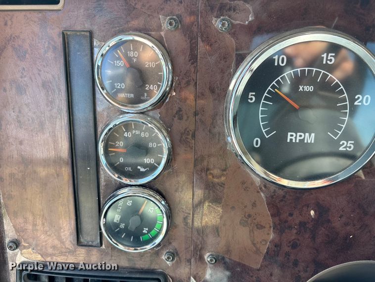 image for item DT3280 2007 International 9200i semi truck