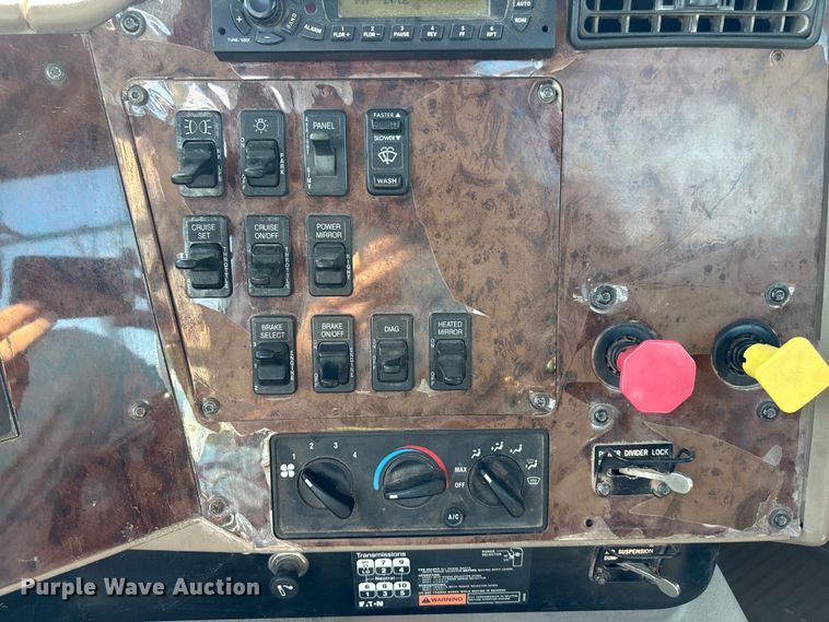 image for item DT3280 2007 International 9200i semi truck