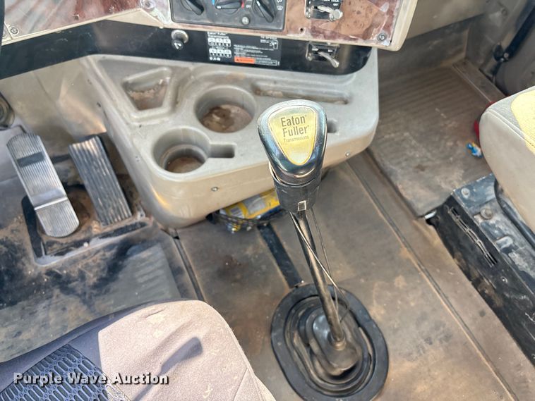 image for item DT3280 2007 International 9200i semi truck