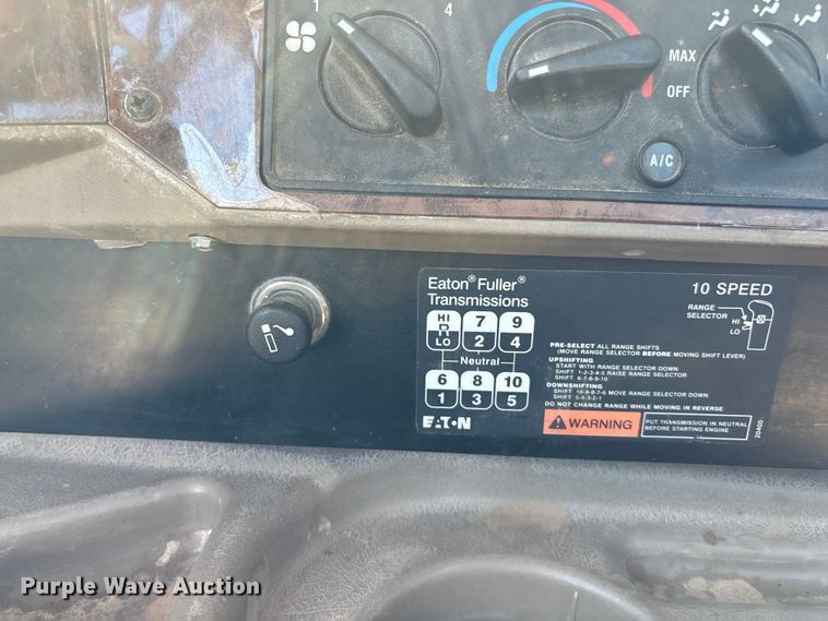 image for item DT3280 2007 International 9200i semi truck