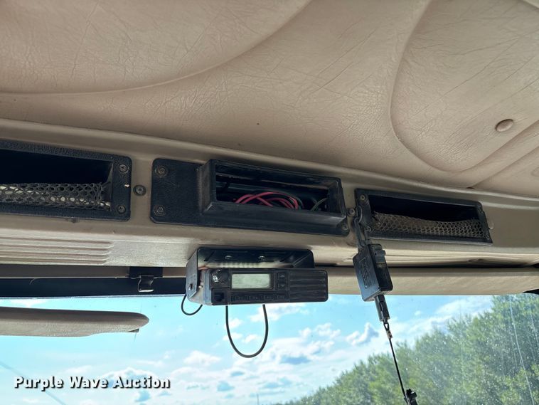 image for item DT3280 2007 International 9200i semi truck