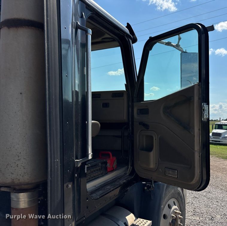 image for item DT3280 2007 International 9200i semi truck