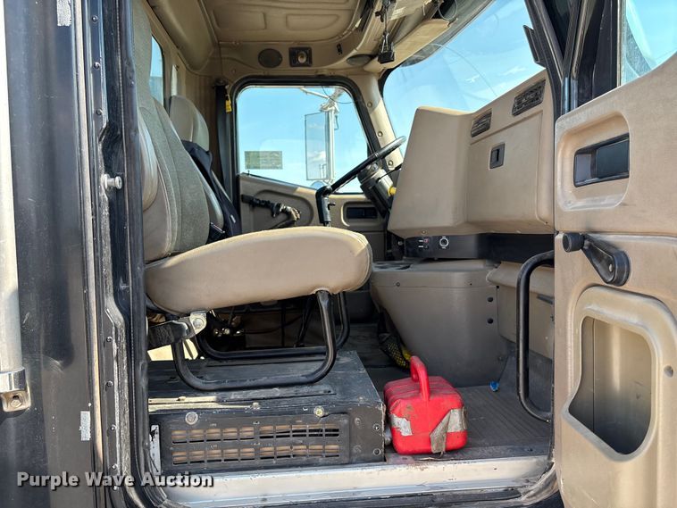 image for item DT3280 2007 International 9200i semi truck