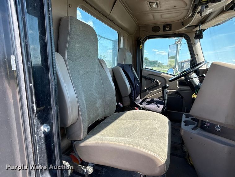 image for item DT3280 2007 International 9200i semi truck