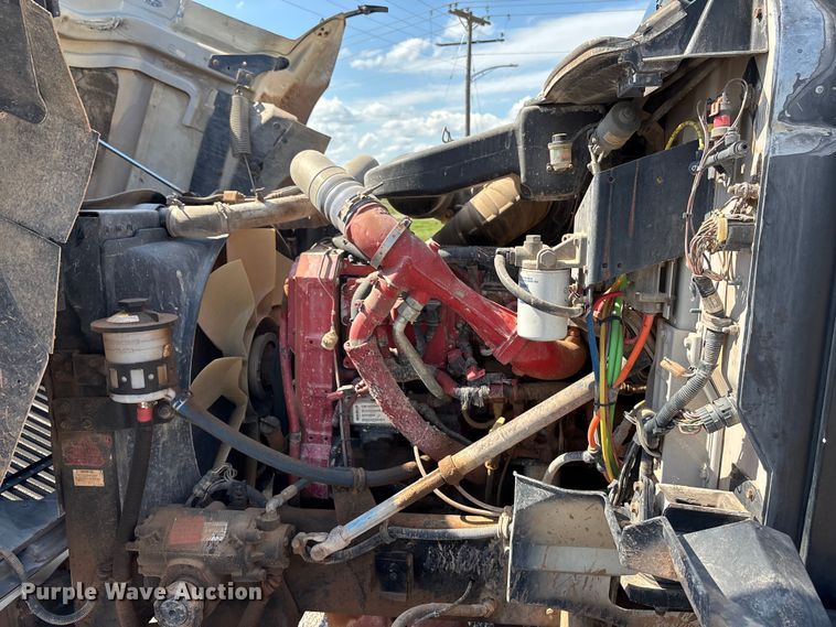 image for item DT3280 2007 International 9200i semi truck