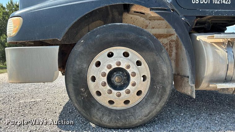 image for item DT3280 2007 International 9200i semi truck