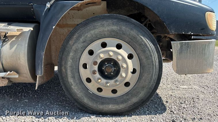 image for item DT3280 2007 International 9200i semi truck