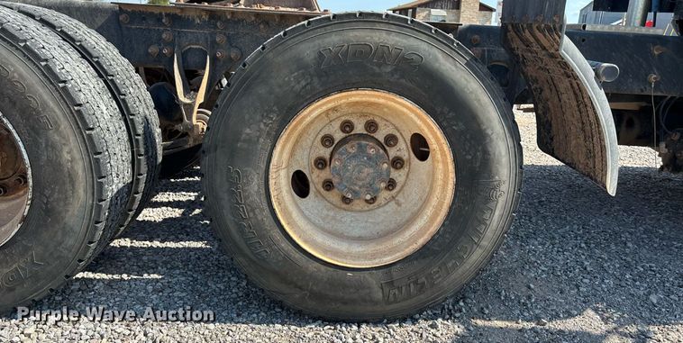 image for item DT3280 2007 International 9200i semi truck