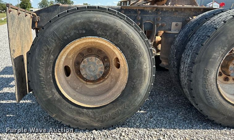 image for item DT3280 2007 International 9200i semi truck