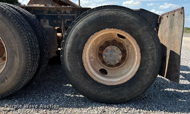 image for item DT3280 2007 International 9200i semi truck