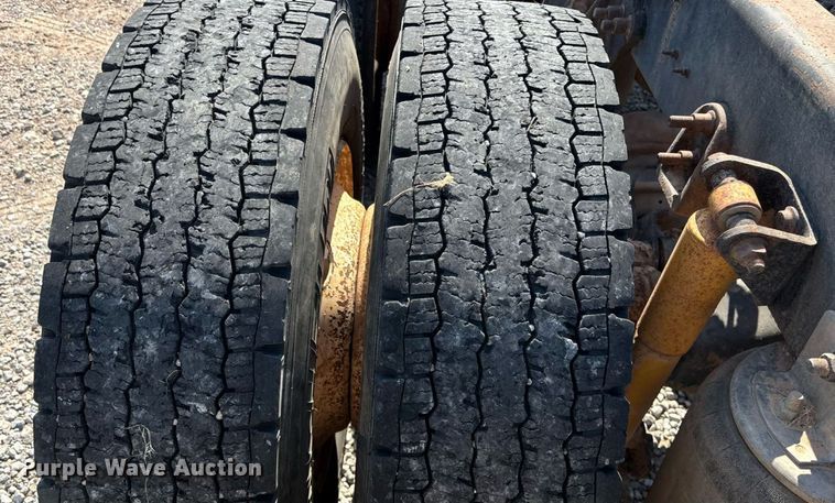 image for item DT3280 2007 International 9200i semi truck