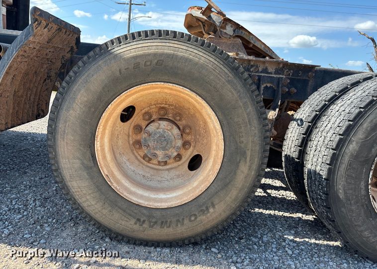 image for item DT3280 2007 International 9200i semi truck