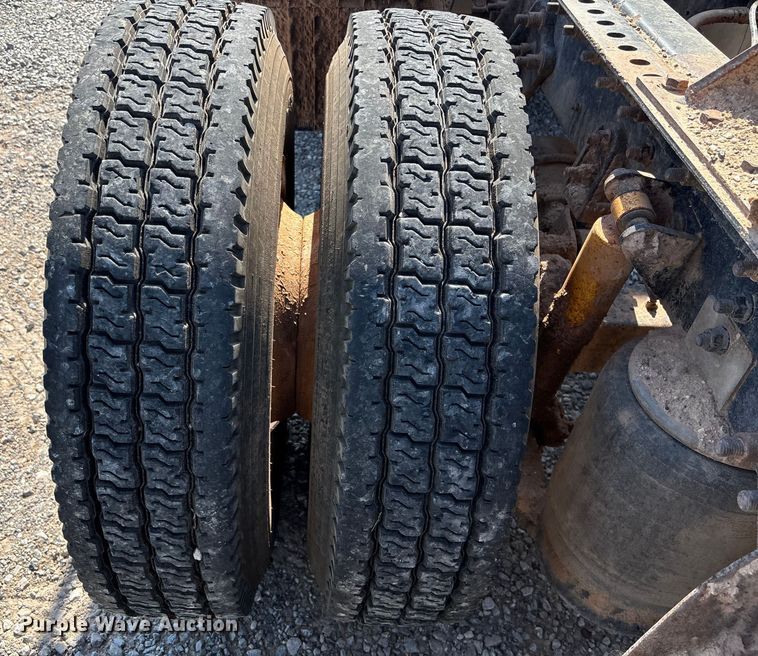 image for item DT3280 2007 International 9200i semi truck