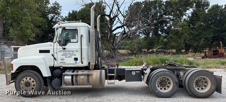 image for item DT3347 2022 Mack Pinnacle semi truck