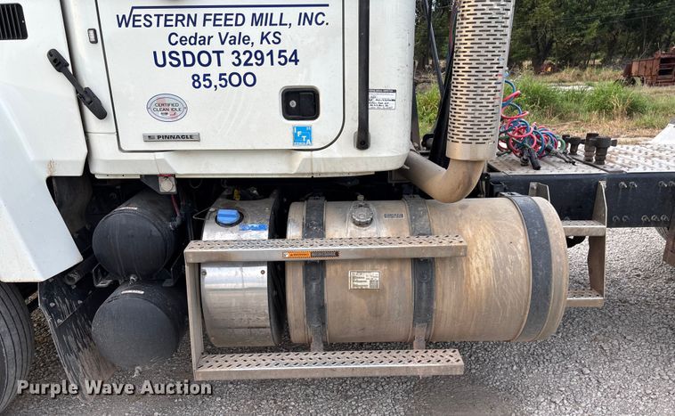 image for item DT3347 2022 Mack Pinnacle semi truck