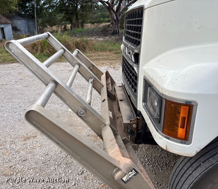 image for item DT3347 2022 Mack Pinnacle semi truck